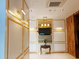 골드 몰딩이 돋보이는 클래식 교회 라운지